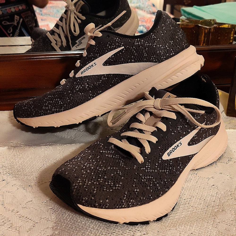 Women's size 7.5 Brooks Launch 7